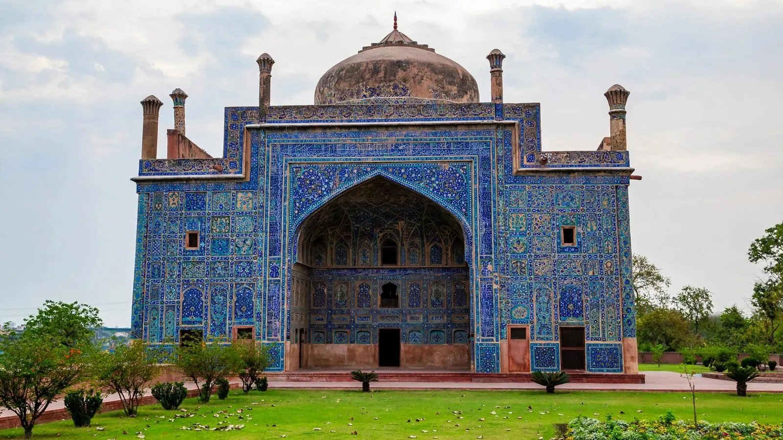 Explore Chini Ka Rauza - A Peaceful Spot in Agra